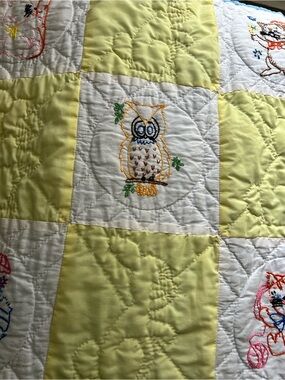 Hand-Embroidered Yellow and White Owl Quilt - Unbranded